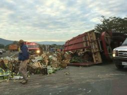 Martín Arraujo, que trasladaba varias toneladas de plátano hacia Irapuato, queda prensado en su unidad. EL INFORMADOR / I. De Loza