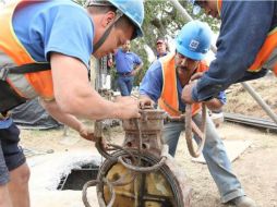 Personal técnico y operativo del organismo labora intensamente para reparar la fuga. FACEBOOK / Siapa Gdl