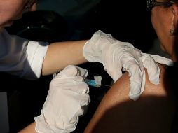 La vacuna de la influenza debería comenzar a aplicarse a partir de la segunda quincena de septiembre. AFP / ARCHIVO