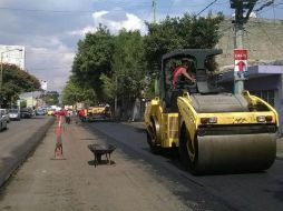 La reconstrucción del pavimento se realiza con equipo y recursos del propio ayuntamiento tapatío. TWITTER / @AytoGDL