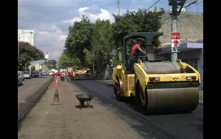 La reconstrucción del pavimento se realiza con equipo y recursos del propio ayuntamiento tapatío. TWITTER / @AytoGDL