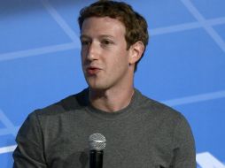 Como curiosidad, Zuckerberg responde que siempre usa el mismo tipo de ropa para no gastar energía pensando en qué vestir. AFP / ARCHIVO