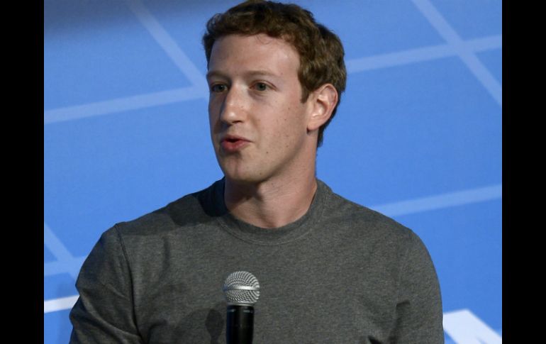 Como curiosidad, Zuckerberg responde que siempre usa el mismo tipo de ropa para no gastar energía pensando en qué vestir. AFP / ARCHIVO