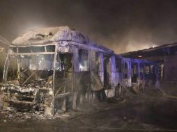 El metrobús calcinado durante los actos del día 05 de noviembre, cerca de la estación Ciudad Universitaria. EFE /