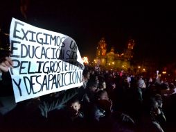 Los manifestantes se presentan con velas, pancartas y con gritos de apoyo a los 43 estudiantes desaparecidos. SUN / ARCHIVO