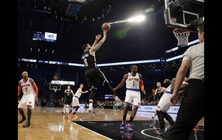 Deron Williams dispara sobre la defensa de los Knicks. EFE /  J. Szenes