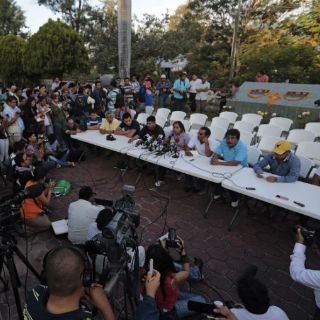 Padres exigen pruebas científicas; 'para nosotros siguen vivos'