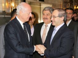 Además de la reunión con el mandatario, De Mistura (i) mantendrá un encuentro con miembros de la oposición tolerada de Siria. EFE / Y. Badawi