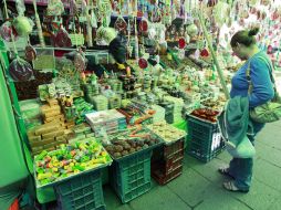 En la capital de Chiapas es típico ver puestos donde al paso del peatón o conductor puede ser adquirido. EL INFORMADOR / ARCHIVO