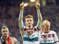 Thomas Müller (c), Xerdhan Shaqiri (i) y Arjen Robben (d), tras el partido de este día. EFE / A. Dedert