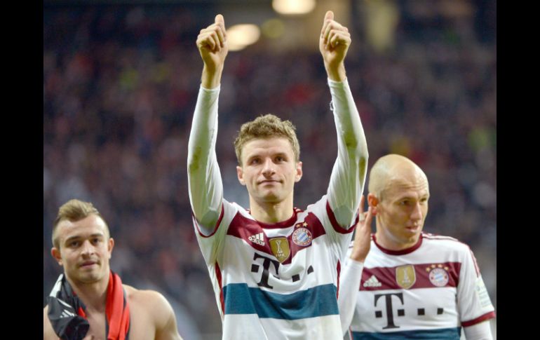 Thomas Müller (c), Xerdhan Shaqiri (i) y Arjen Robben (d), tras el partido de este día. EFE / A. Dedert