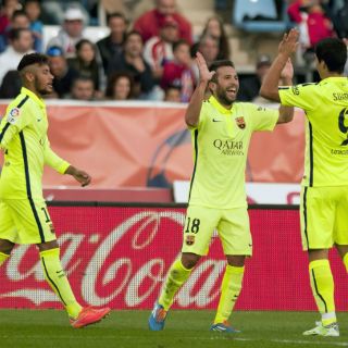 Suárez salva al Barcelona en último tramo ante Almería