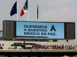 Uno de los mensajes en la pantalla gigante del Olímpico Universitario. ESPECIAL /
