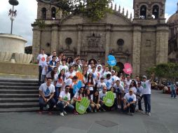 Los jóvenes aprovechan los semáforos para acercarse a los automovilistas y hablarles del proyecto. EL INFORMADOR / P. Gallardo