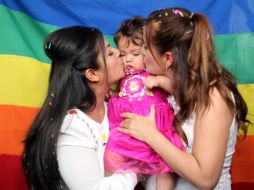 Para las parejas de lesbianas es más sencillo tener un hijo, por su composición biológica, sólo necesitan un donante de esperma. EL INFORMADOR / ARCHIVO