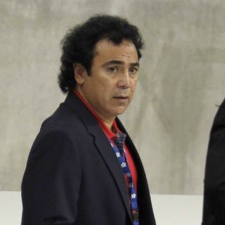 Hugo Sánchez arriba para funeral de su hijo