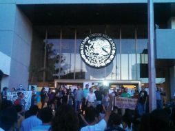 Tras su estancia en PGR, el grupo se dirigió a la Plaza de Armas para continuar sus reclamos. EL INFORMADOR / A. Hinojosa