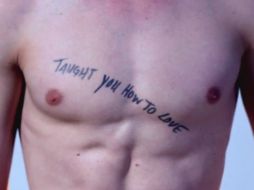 En el video, Nick Jonas deja al descubierto su pecho, en donde muestra parte de la letra de su canción. YOUTUBE / NickJonasVEVO