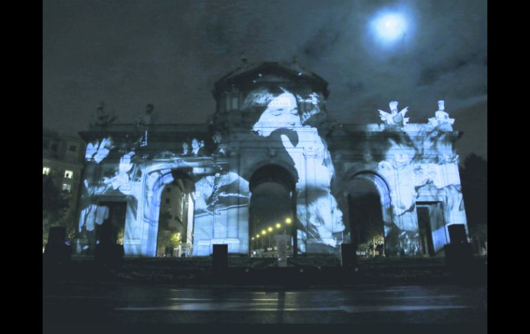 De un lado y otro rompieron los muros materiales y simbólicos. EFE /