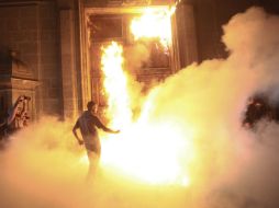 Imagen del momento en el que se presentó el fuego en el ingreso a Palacio Nacional. AFP / O. Torres