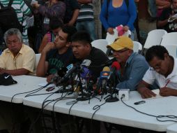 Los padres exigen la presentación con vida de sus hijos luego de más de un mes de desaparecidos. EFE / J. de la Cruz