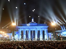 Cientos de miles de personas presencian el lanzamiento desde la Puerta de Brandeburgo. AFP / O. Andersen
