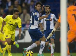 El delantero mexicano del Villarreal, Giovani dos Santos (i) con el balón ante el defensa del Espanyol, Diego Colotto (d). EFE / A. García