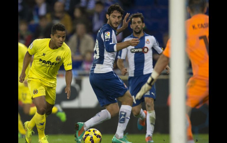 El delantero mexicano del Villarreal, Giovani dos Santos (i) con el balón ante el defensa del Espanyol, Diego Colotto (d). EFE / A. García