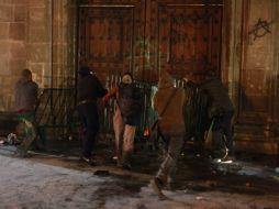 Un grupo de personas incendió la puerta del recinto durante una manifestación. EFE / S. Gutiérrez