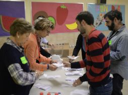 A pesar de la suspensión decretada por el Tribunal Constitucional, un millón 977 mil 531 catalanes acudieron a las urnas. AP / M. Fernández