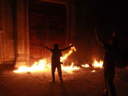 Los manifestantes prendieron fuego ayer sábado a una de las puertas del Palacio Nacional. EFE / S. Gutiérrez