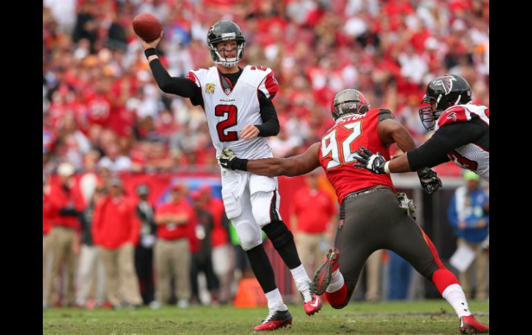 Matt Ryan pasa para 219 yardas y un touchdown de cinco yardas a Roddy White. AFP / M. Ehrmann