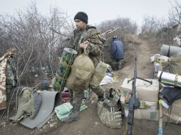 Militares ucranianos toman posiciones cerca de Luhansk, cuya frontera está bajo el control de los  prorrusos. EFE / D. Lipavskiy