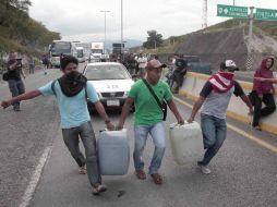 Estudiantes de diversas normales del país revisan vehículos sobre la Autopista del Sol. SUN / J. Ríos