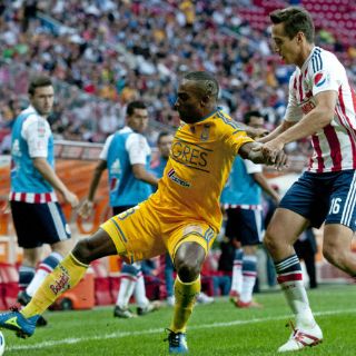 Chivas mejora ante Tigres, pero no gana