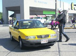 'Oríllese'. Un agente de Movilidad aborda a un taxista para revisar el uso del medidor del servicio de traslado. EL INFORMADOR / A. Hinojosa