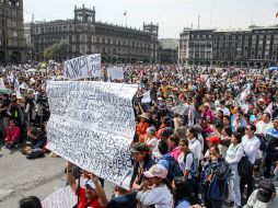 Cientos de personas se manifestaron en el Zócalo para exigir justicia y la aparición de los estudiantes desaparecidos. EFE /