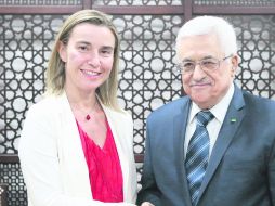 Diplomática. Federica Mogherini, nueva jefa de la diplomacia europea, posa con Mahmoud Abbas, en Ramallah. EFE /