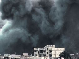 Destrucción. Columnas de humo se aprecian en Kobani, después de un ataque aéreo de la coalición, liderada por EU. AFP /