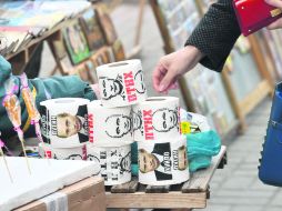 Repudio. Ciudadanos compran papel sanitario con la imagen del presidente ruso. Hay camisetas con leyendas obscenas. AFP /