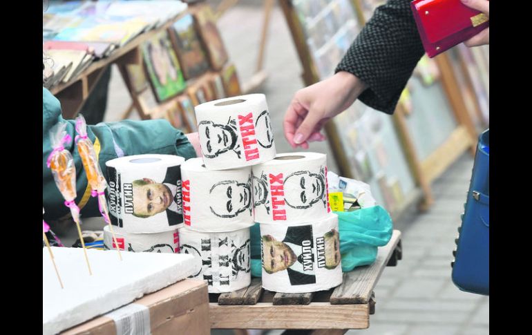 Repudio. Ciudadanos compran papel sanitario con la imagen del presidente ruso. Hay camisetas con leyendas obscenas. AFP /