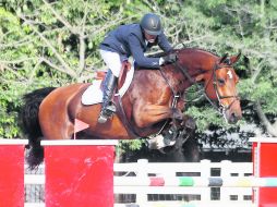 Binomio triunfador. Javier Fernández, del Club Hípica, montando a “Lugano” conquistó la prueba de obstáculos a 1.40 metros. EL INFORMADOR / A. Camacho