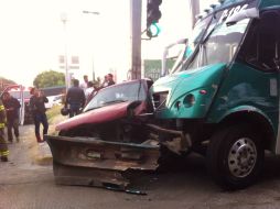 Uno de los camiones impactó a una camioneta destrozándola por completo. EL INFORMADOR /