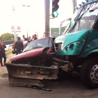 Reportan choque de transporte público en López Mateos; hay varios lesionados