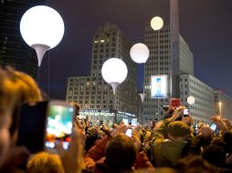 Los globos cerraron la celebración en la capital alemana. EFE / S. Stache