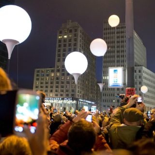Globos del Muro de Berlín se venden en internet