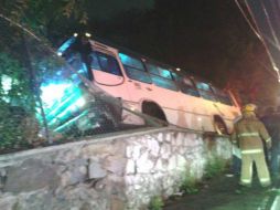 Bomberos acordonaron la zona, agentes de la Fiscalía se harán cargo de investigar el accidente. TWITTER / ‏@PCJalisco