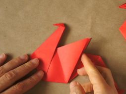 El origami es el milenario arte japonés de crear figuras de papel únicamente con dobleces, sin recortes ni pegamento. YOUTUBE / Leyla Torres
