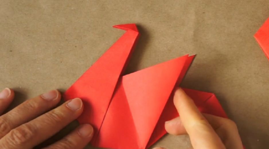 El origami es el milenario arte japonés de crear figuras de papel únicamente con dobleces, sin recortes ni pegamento. YOUTUBE / Leyla Torres