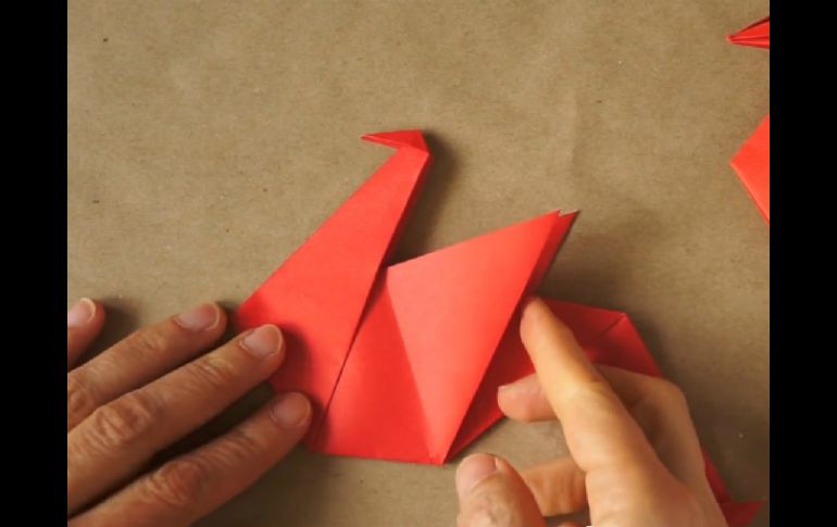 El origami es el milenario arte japonés de crear figuras de papel únicamente con dobleces, sin recortes ni pegamento. YOUTUBE / Leyla Torres